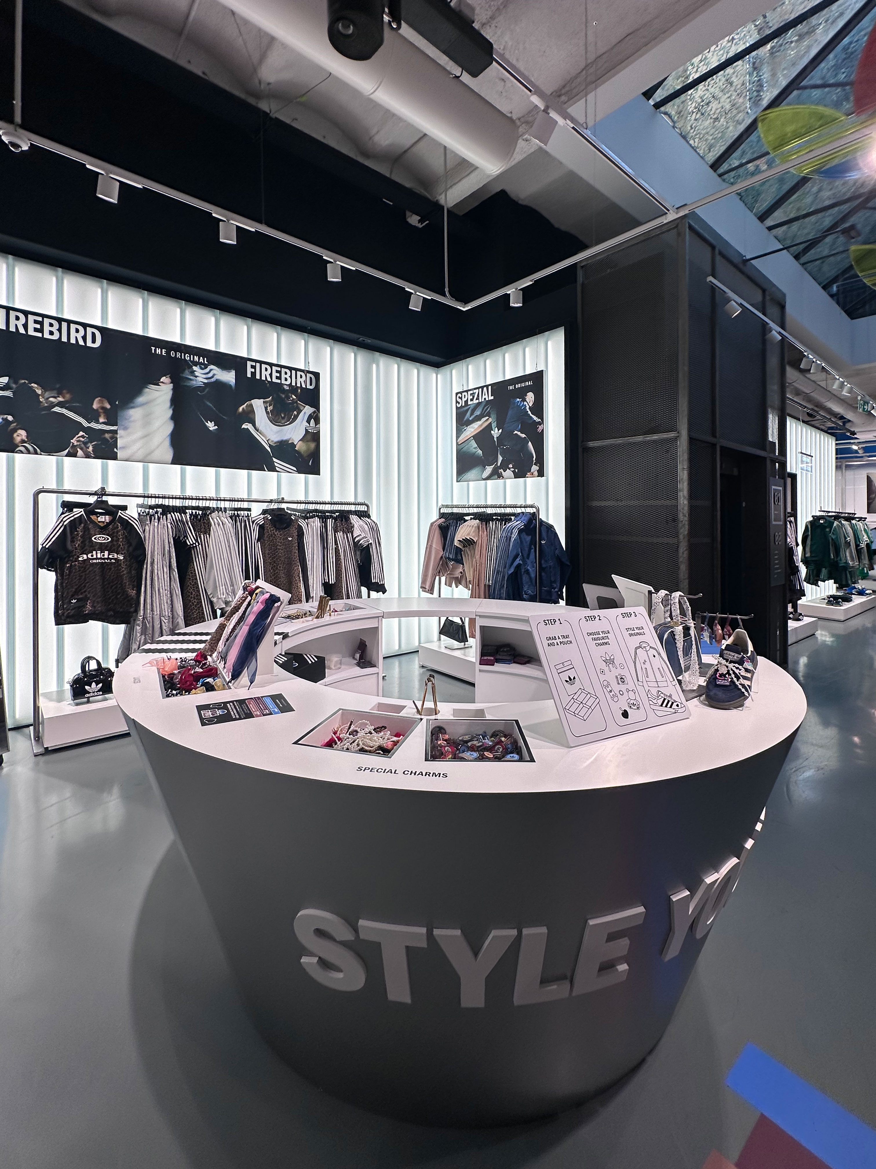 Allestimento in store Charms Lab